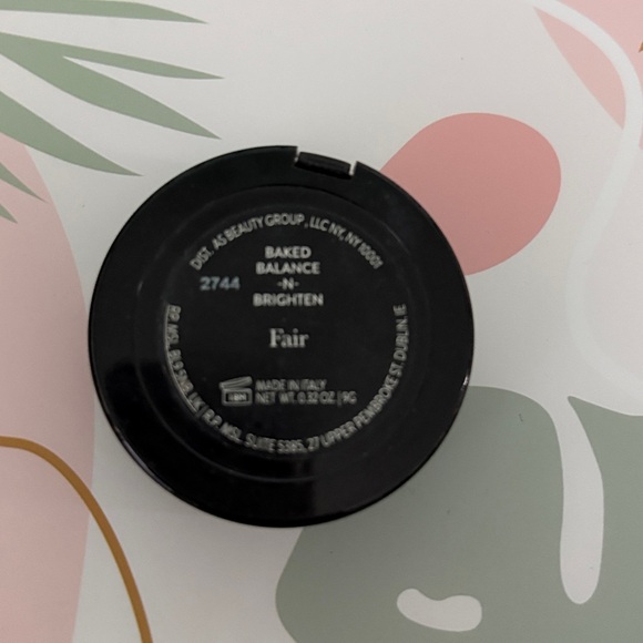 Laura Geller Baked balance and brighten powder
Shade: fair - Picture 3 of 3